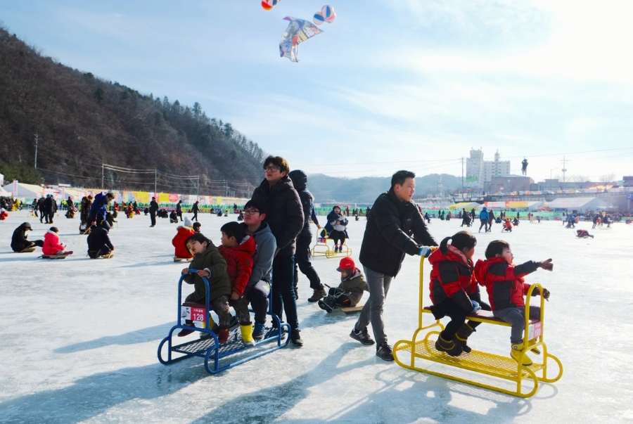 Ngoài câu cá lễ hội còn có nhiều hoạt động giải trí khác dành cho cả gia đình