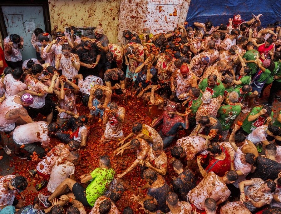 La Tomatina chính là một trận chiến cà chua với số lượng lên đến hàng trăm tấn