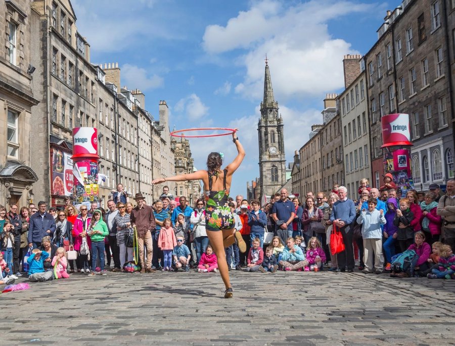Fringe Festival là lễ hội nghệ thuật biểu diễn lớn nhất thế giới, nơi khách du lịch Châu Âu được đắm chìm trong không gian nghệ thuật