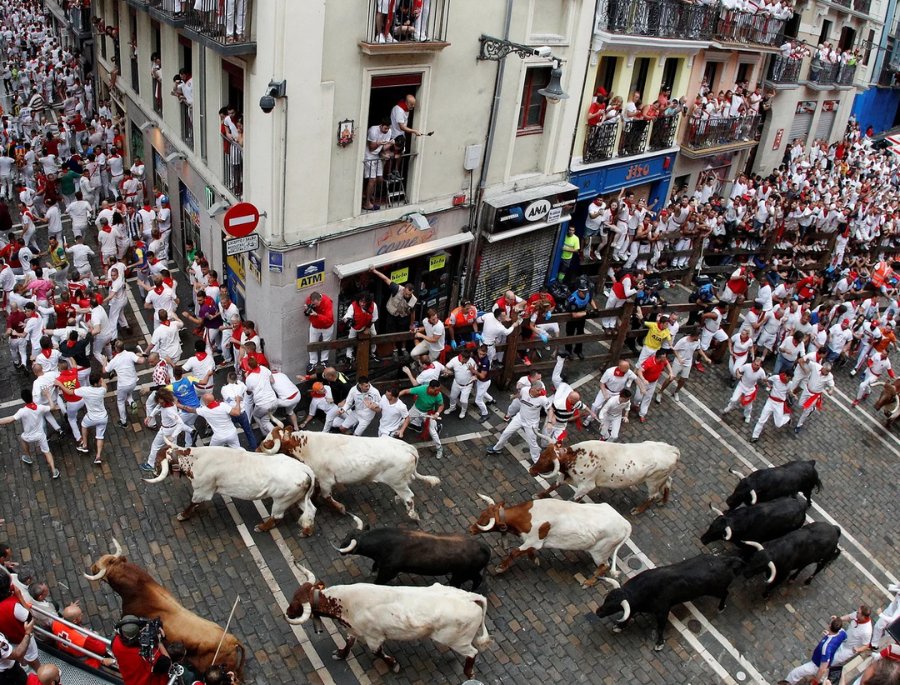 San Fermín là lễ hội chạy bò qua các con phố cổ của Pamplona