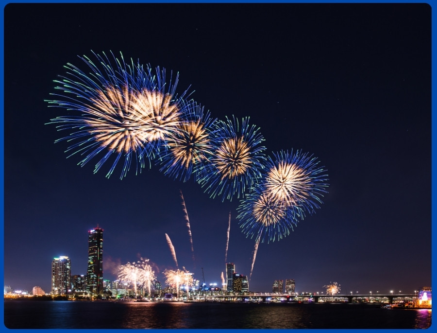 Bầu trời Đài Loan trở nên rực rỡ với hàng nghìn tia sáng lung linh và những tràng pháo hoa nổ tung trong suốt thời gian diễn ra lễ hội