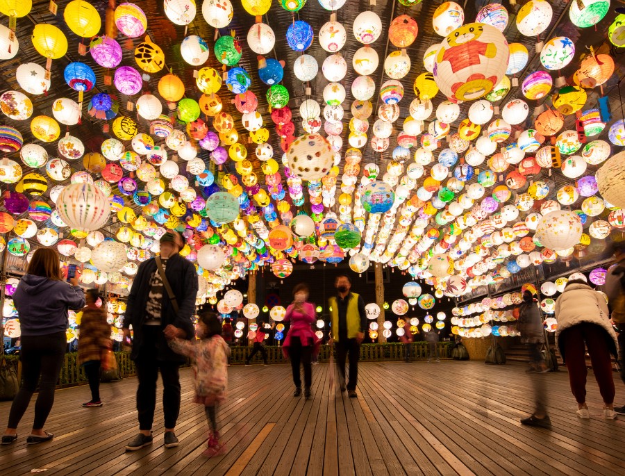 Những dãy đèn lồng tràn ngập khắp các con phố