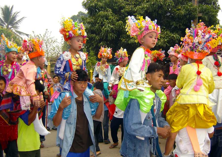 Poy Sang Long có nguồn gốc từ cộng đồng người Shan (Tai Yai), một nhóm dân tộc thiểu số sinh sống chủ yếu tại miền Bắc Thái Lan