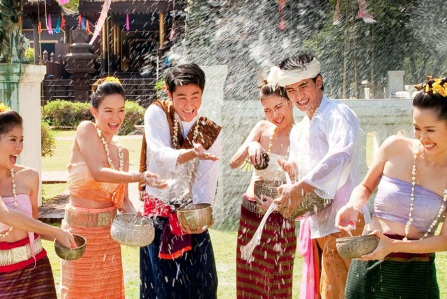 Người dân Thái Lan trong trang phục truyền thống rộn ràng té nước mừng Tết Songkran