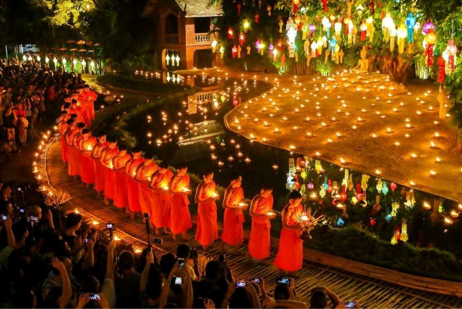 Nghi lễ thắp đèn trong lễ hội hoa đăng Loy Krathong