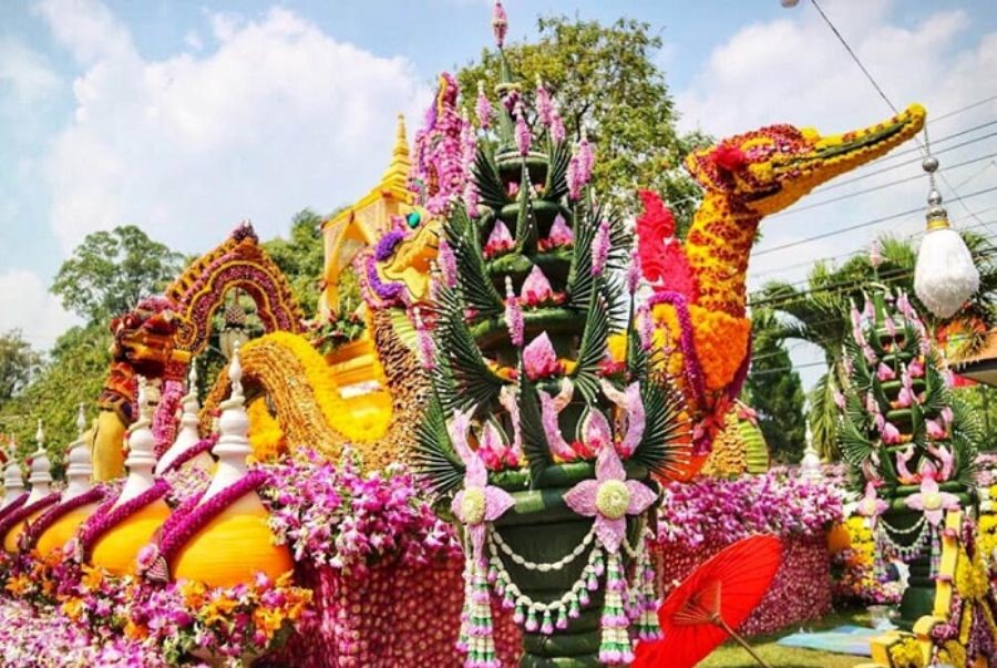 Xe hoa rực rỡ sắc màu được trang trí công phu tại Lễ hội hoa Chiang Mai