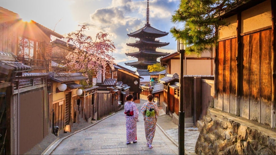 Kyoto nổi tiếng với các đền chùa cổ kính, những khu vườn thiền thanh tịnh và các lễ hội rực rỡ sắc màu