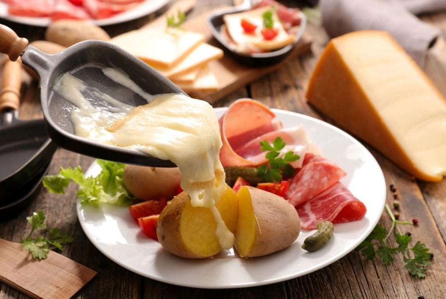 Raclette phô mai nướng béo ngậy đậm chất truyền thống Thuỵ Sĩ