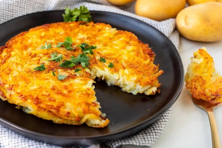 Rösti khoai tây chiên vàng giòn món ăn quen thuộc của người Thuỵ Sĩ