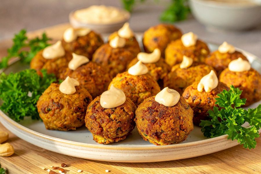 Falafel được làm từ đậu gà hoặc đậu fava nghiền nhuyễn vo tròn thành từng viên vừa ăn