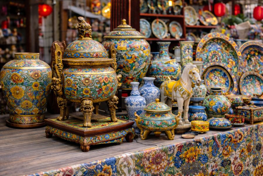 Các sản phẩm gốm tại Tây An thường mang phong cách cổ điển, màu sắc trầm ấm, họa tiết sang trọng