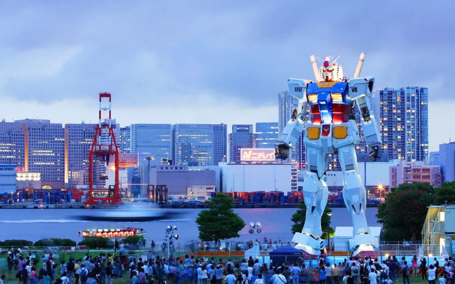 Vào buổi tối mùa hè, Odaiba càng trở nên quyến rũ với ánh đèn lung linh từ các tòa nhà cao tầng