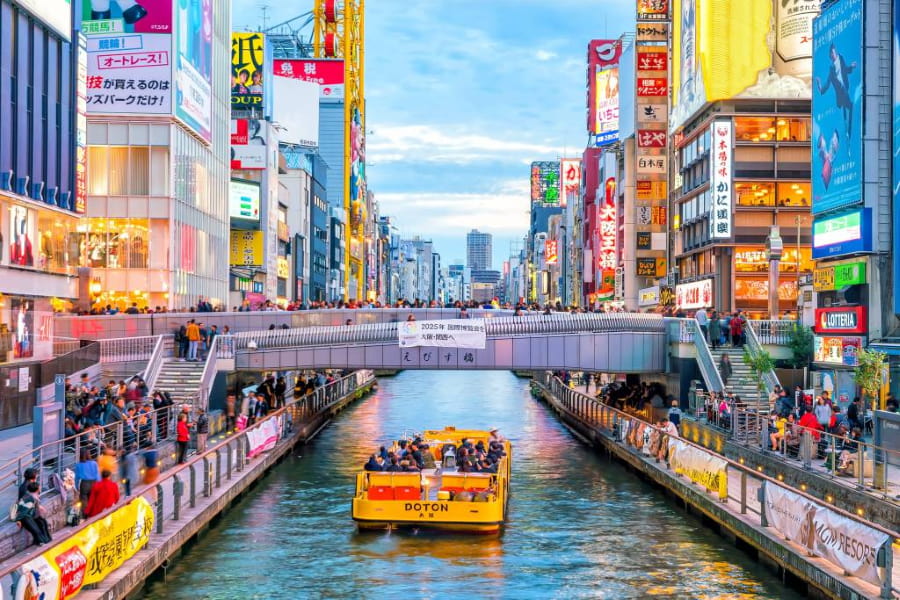 Dotonbori nổi tiếng với những biển hiệu đèn neon rực rỡ, đặc biệt là hình ảnh chú cua khổng lồ của Kani Doraku