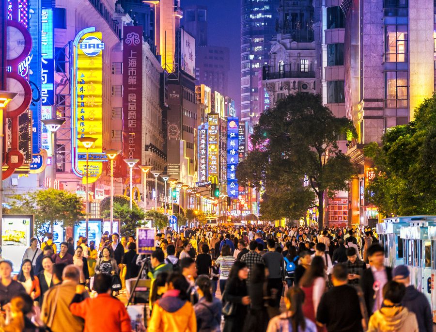 Đông Nam Kinh Lộ là khu vực dành cho người đi bộ với đa dạng các mặt hàng