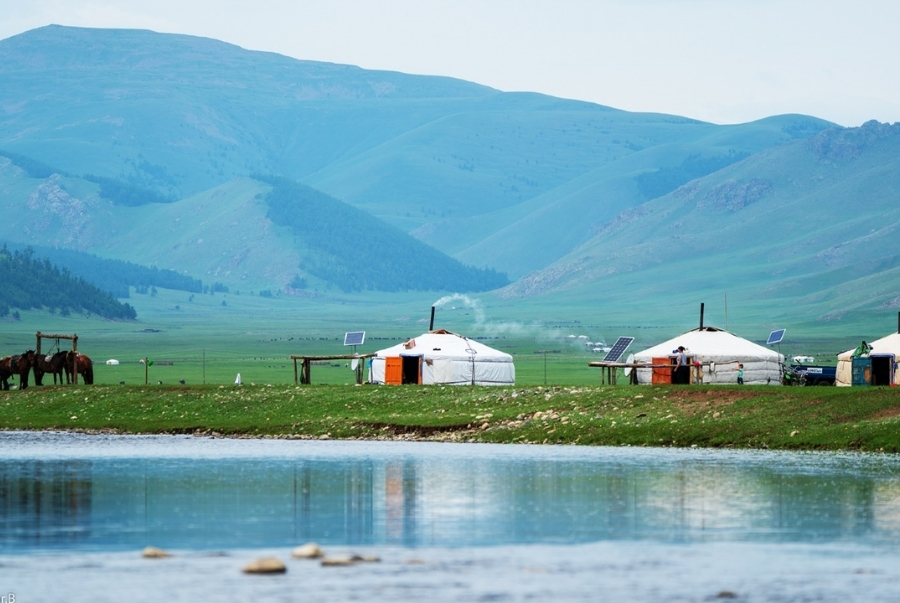 Thảo nguyên Mông Cổ vào xuân chuyển mình xanh mướt rất phù hợp để khám phá thiên nhiên