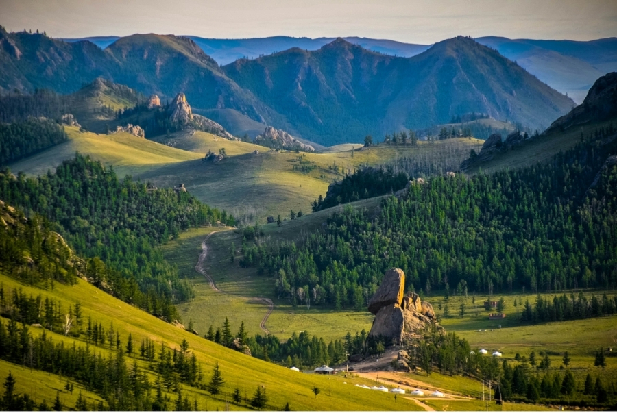 Mùa hè Mông Cổ với những bãi cỏ xanh mướt và nắng nhẹ, lý tưởng cho trekking và cắm trại