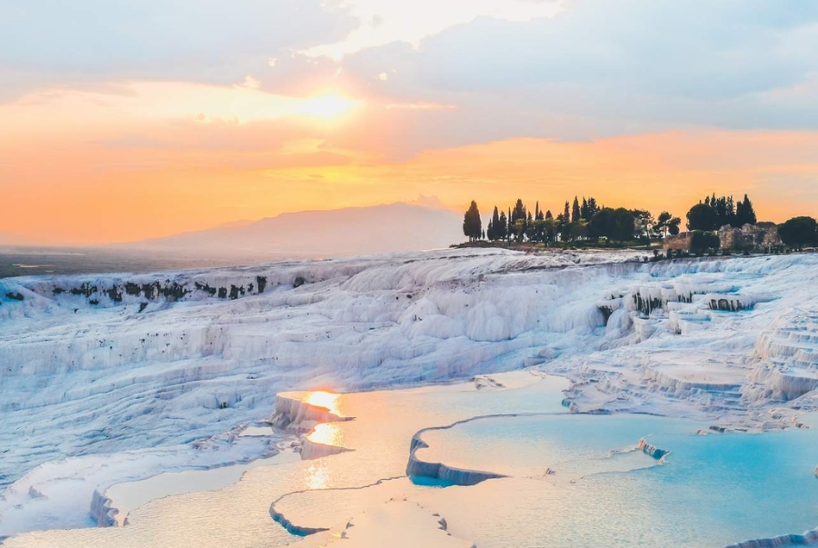 Pamukkale nổi tiếng với những tầng thềm đá vôi trắng xếp lớp như ruộng bậc thang