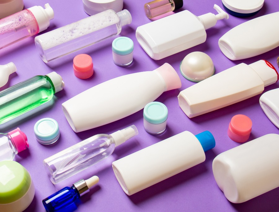 Hãy chiết mỹ phẩm vào các chai lọ nhỏ để tránh chiếm diện tích của hành lý nhé