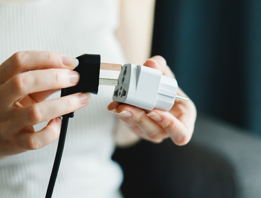 Phần lớn các quốc gia sử dụng ổ cắm chân tròn kiểu C hoặc F thế nên du khách cần dự phòng sẵn các thiết bị căm chuyển đổi