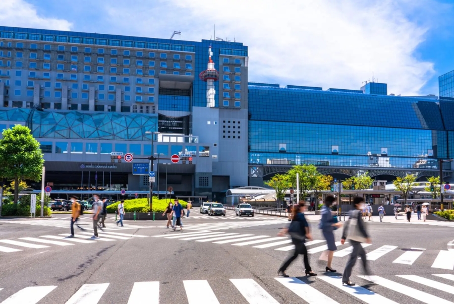 Kyoto Station là trung tâm giao thông quan trọng nhất của thành phố
