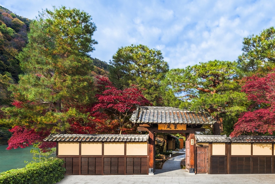 Khu vực Arashiyama nổi tiếng với rừng tre bạt ngàn và dòng sông Hozu hiền hoà