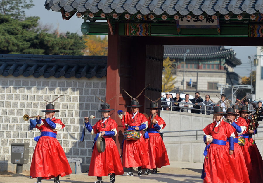 Mở đầu nghi lễ đổi gác đặc biệt tại cung điện Gyeongbokgung là trống lệnh và khởi hành