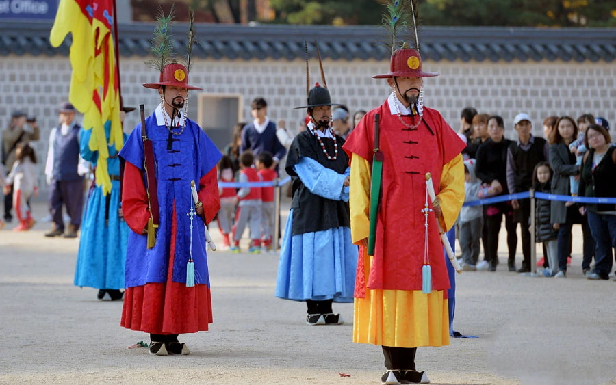 Phần chính của nghi lễ là màn giao nhận nhiệm vụ giữa đội gác cũ và đội gác mới