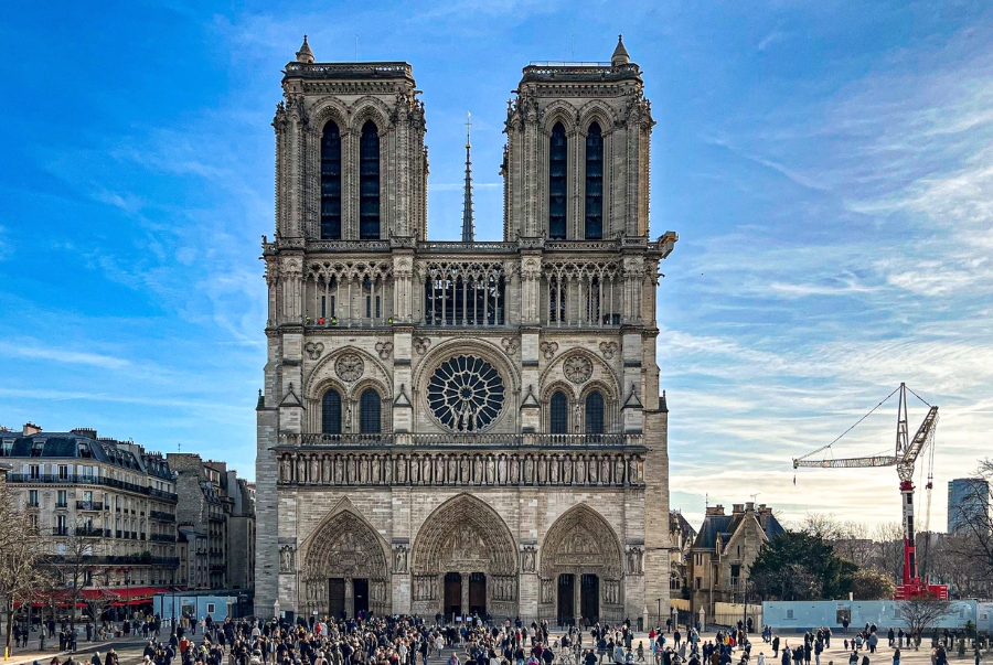 Nhà thờ Đức Bà Paris tọa lạc trên đảo Île de la Cité