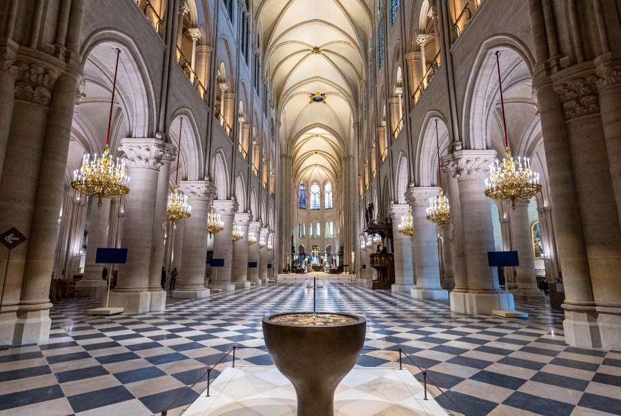 Bên trong Nhà thờ Đức Bà Paris với trục chính kéo dài từ cửa vào