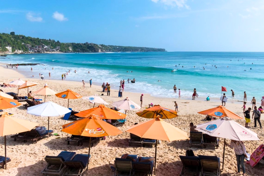 Kuta Beach là một trong những bãi biển nổi tiếng của Bali nằm gần sân bay quốc tế Ngurah Rai