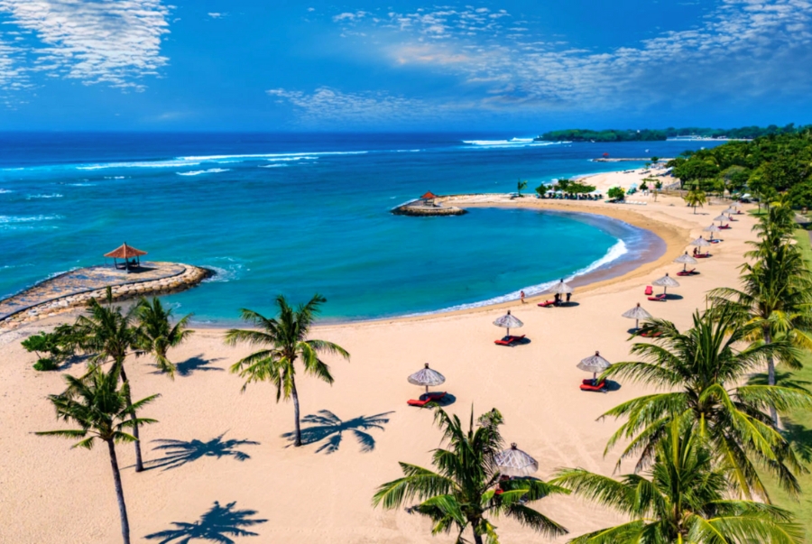 Bao quanh Nusa Dua Beach là những khu nghỉ dưỡng cao cấp và hiện đại