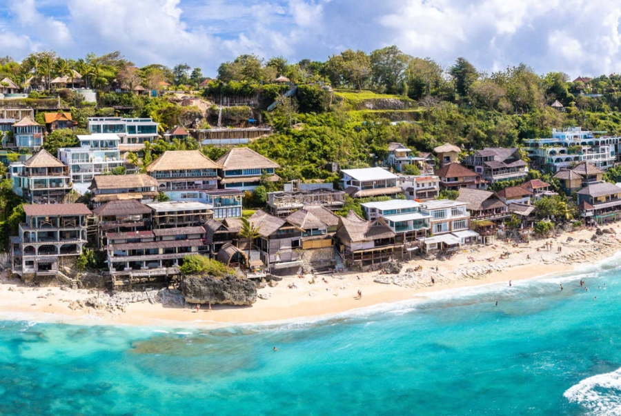 Con đường đi xuống Bingin Beach quanh co và khá dốc bởi nơi đây được bao quanh bởi những vách đá lớn