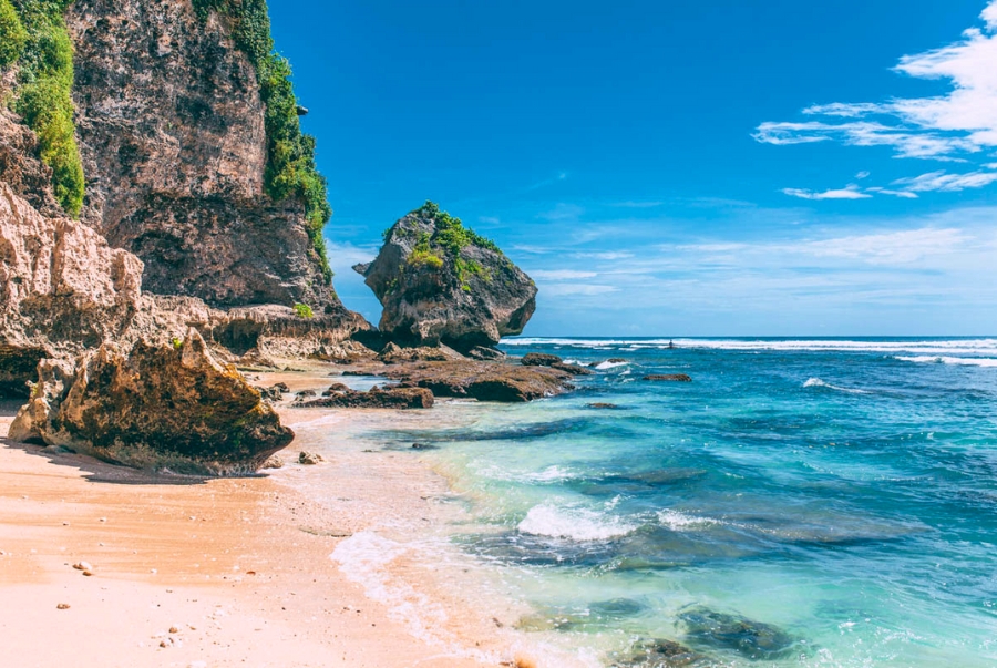 Suluban Beach nổi bật với là nước trong xanh và hệ thống hang đá tự nhiên kỳ vĩ dẫn ra biển