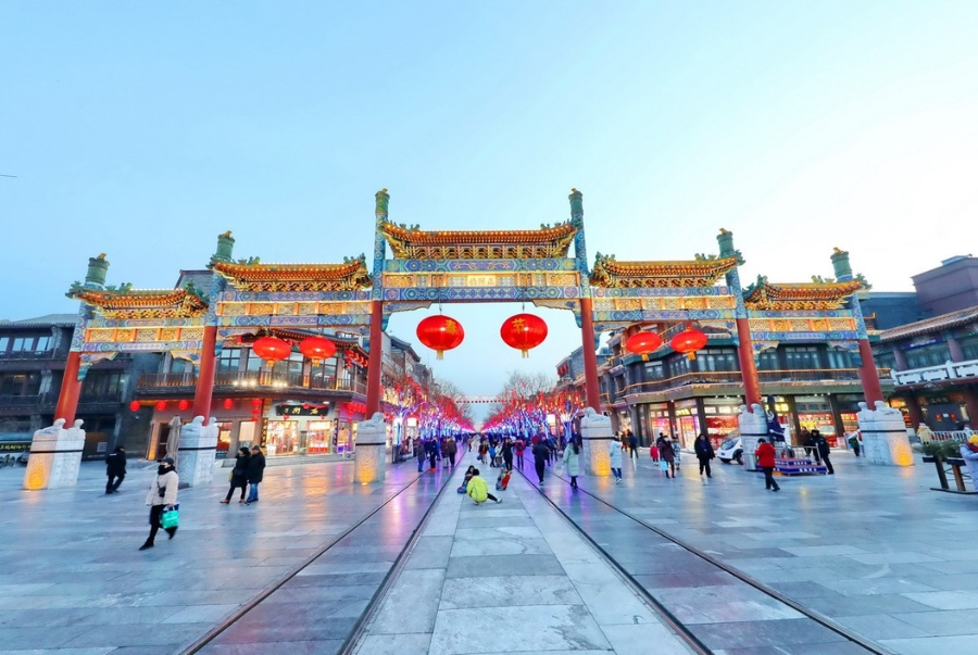 Phố Tiền Môn nổi bật với hai dãy nhà cổ mang kiến trúc truyền thống hoà cùng với sự nhộn nhịp của du khách