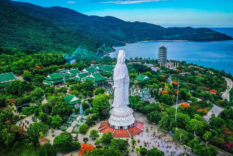 Chùa Linh Ứng nổi bật với tượng Phật Bà Quan Âm cao 67 mét