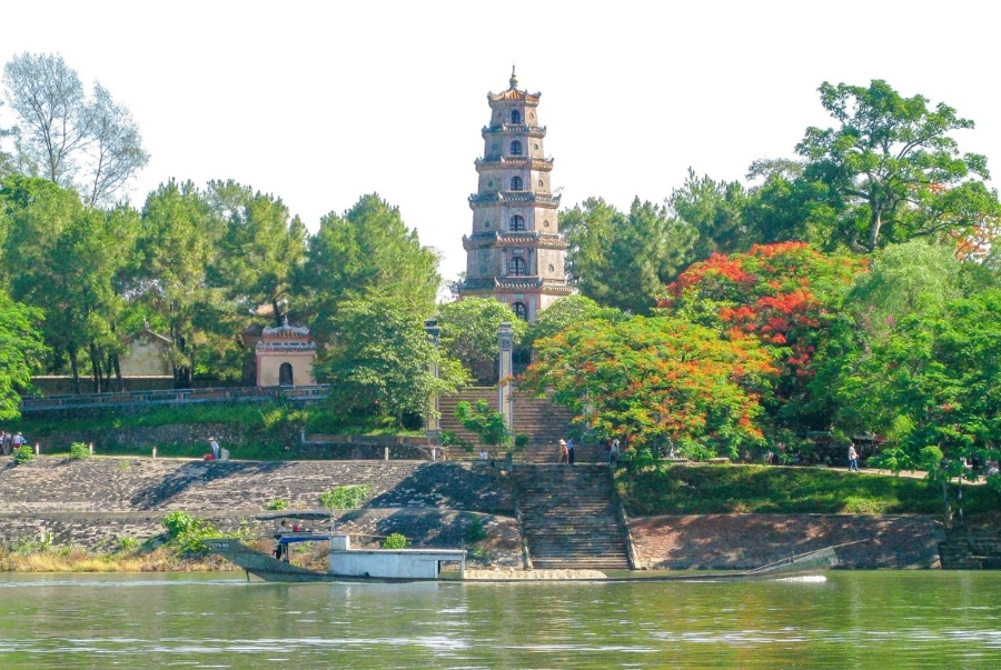 Chùa Thiên Mụ nằm bên dòng sông Hương hiền hoà gắn liền với nhiều giai thoại và dấu ấn lịch sử