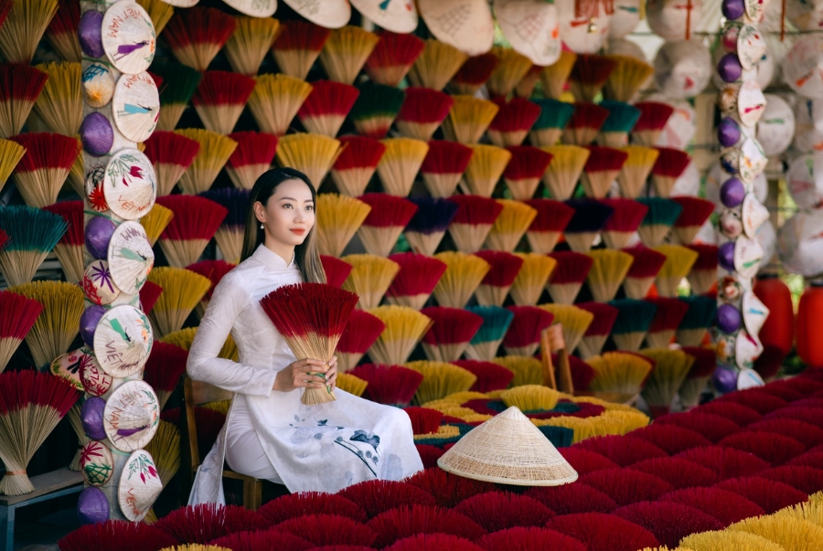 Làng hương Thuỷ Xuân hấp dẫn du khách bởi sự rực rỡ của sắc đỏ, vàng trải dài khắp lối đi