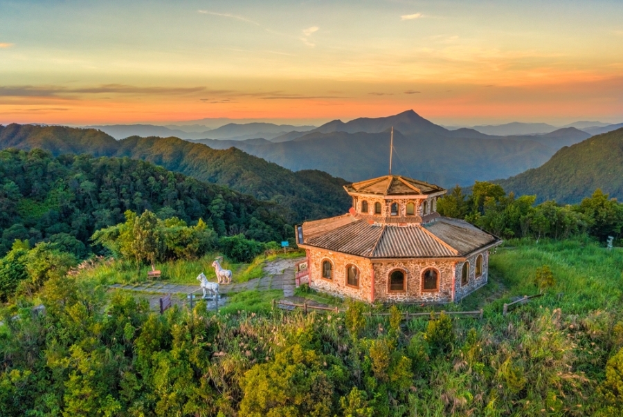 Núi Bạch Mã hấp dẫn du khách bởi cảnh quan hùng vĩ của núi rừng