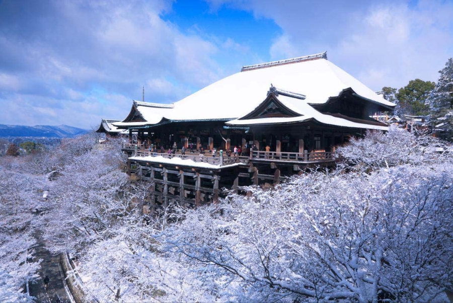 Chùa Kiyomizu dera nổi tiếng với kiến trúc sân gỗ lớn vươn ra khỏi sườn núi cao