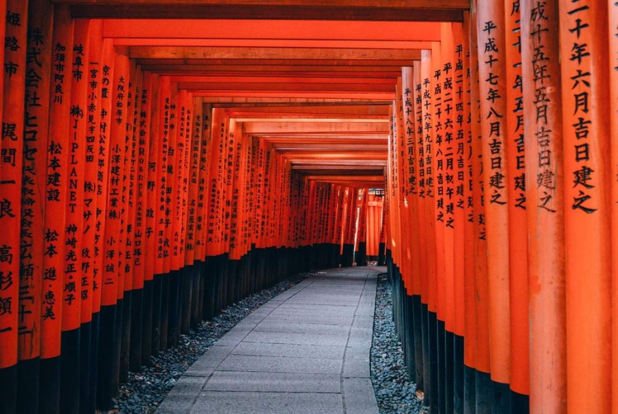 Kiến trúc nổi bật nhất của Fushimi Inari là hơn 10.000 cổng Torii đỏ