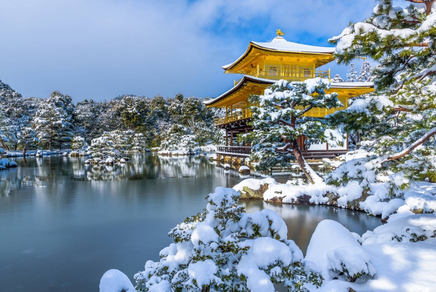 Điểm đặc biệt của Kinkaku ji chính là lớp vàng dát bên ngoài không chỉ mang giá trị thẩm mỹ mà còn thể hiện quyền lực và sự thịnh vượng