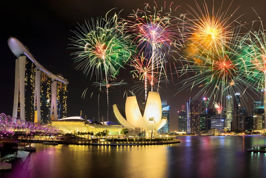 Singapore thu hút du khách bởi những công trình kiến trúc hiện đại rực rỡ ánh đèn về đêm