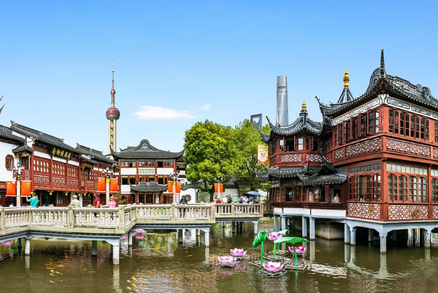 Bên trong miếu bao gồm nhiều điện thờ khác nhau