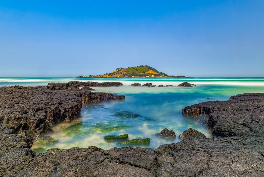 Bãi biển Hyeopjae nổi tiếng với làn nước trong xanh và bãi cát trắng đẹp bậc nhất Jeju