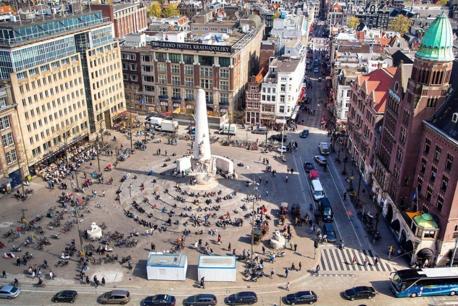 Dam Square là quảng trường trung tâm lâu đời của Hà Lan