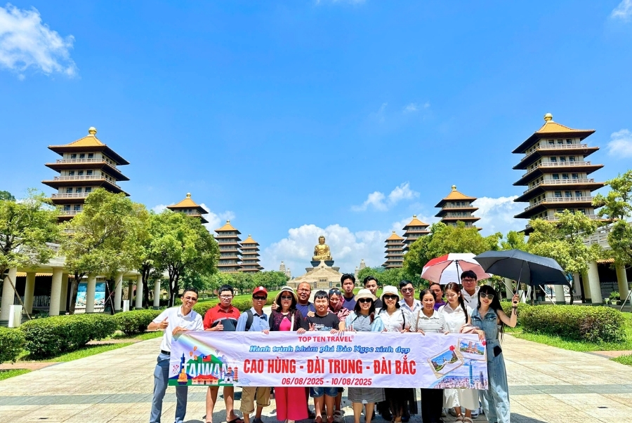Đoàn khách nhà Top Ten Travel cùng check-in tại Phật Quang Sơn