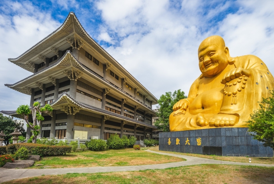 Chùa Paochueh nổi bật với tượng Phật cao hơn 10 mét ngay lối vào