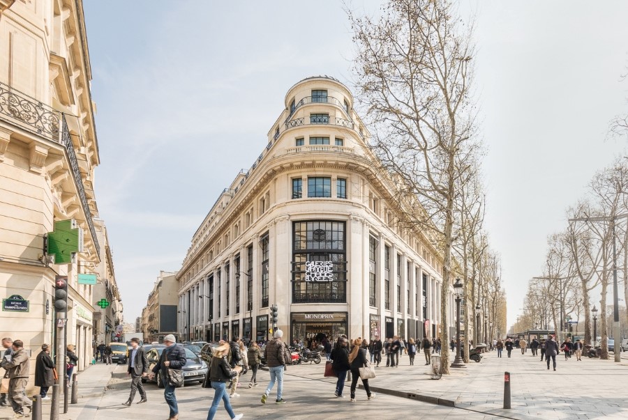 Đại lộ Champs Élysées là thiên đường mua sắm nổi tiếng của nước Pháp