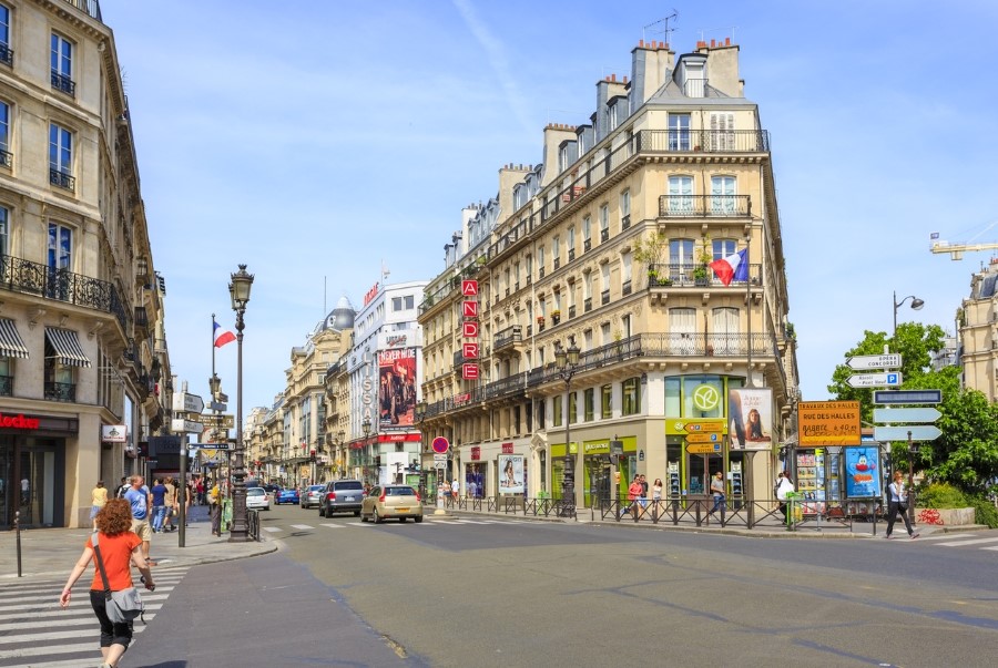 Rue de Rivoli sở hữu nhiều của hàng với các sản phẩm đa dạng để du khách có thể dễ dàng lựa chọn