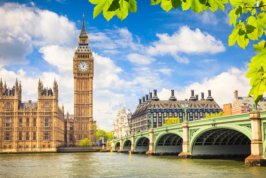 Big Ben gây ấn tượng bởi kiến trúc Gothic Revival cổ điển nổi bật bên bờ sông Thames